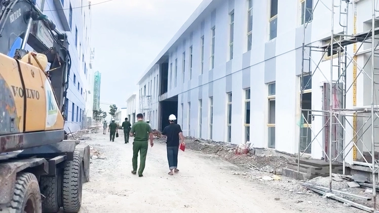 Hiện trường công nhân rơi từ giàn giáo tầng 3 xuống đất tử vong ở Đồng Nai