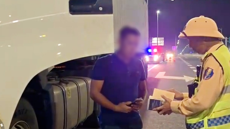 Nhiều tài xế bị phạt vì dừng xe không an toàn trên cao tốc