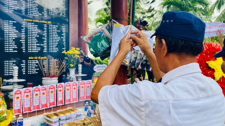 Dâng hương tưởng niệm 64 liệt sĩ trong trận hải chiến Gạc Ma