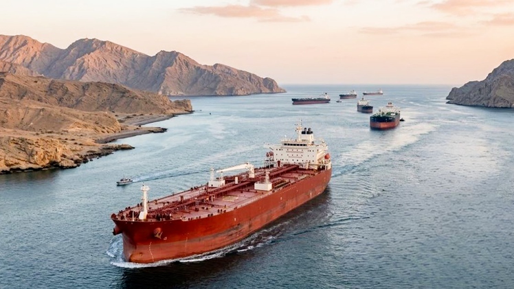 Iran nói chỉ đóng eo biển Hormuz với tàu Mỹ và Israel, tàu các nước khác vẫn đang qua lại