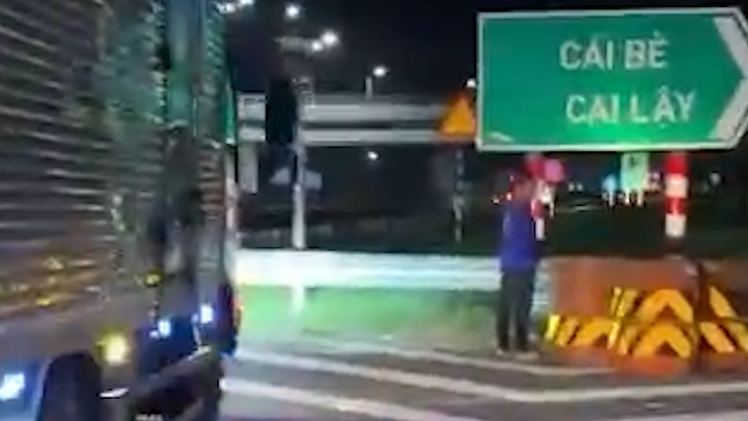 Tài xế dừng xe trên cao tốc Trung Lương - Mỹ Thuận để đi vệ sinh bị phạt 13 triệu