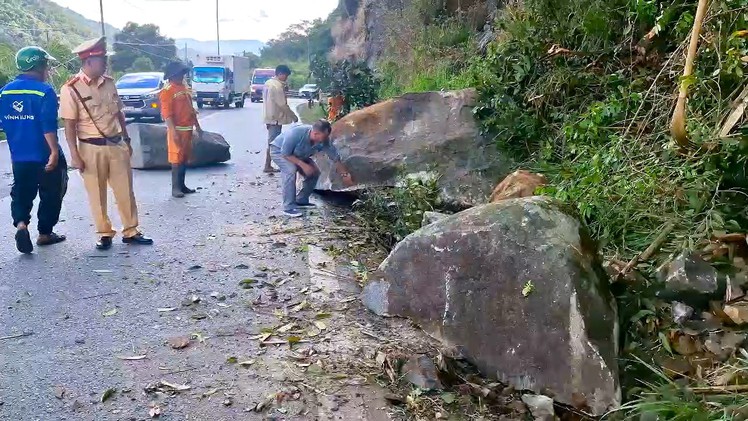Chủ động xử lý khối đá lớn trên đèo Bảo Lộc để phòng tránh tai nạn