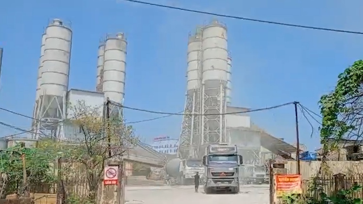 Người dân một chung cư ở Hà Nội khổ sở vì trạm trộn bê tông gây ô nhiễm