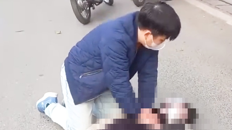 Video bác sĩ ép tim cứu nam thanh niên gặp tai nạn ngay trên đường ở Hà Nội