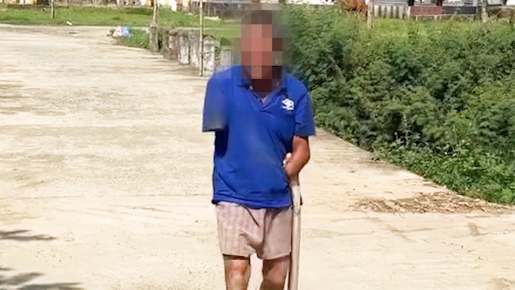 Bị rắn hổ mang cắn, cụ ông khuyết hai tay bắt luôn ‘hung thủ’ đem về nhà