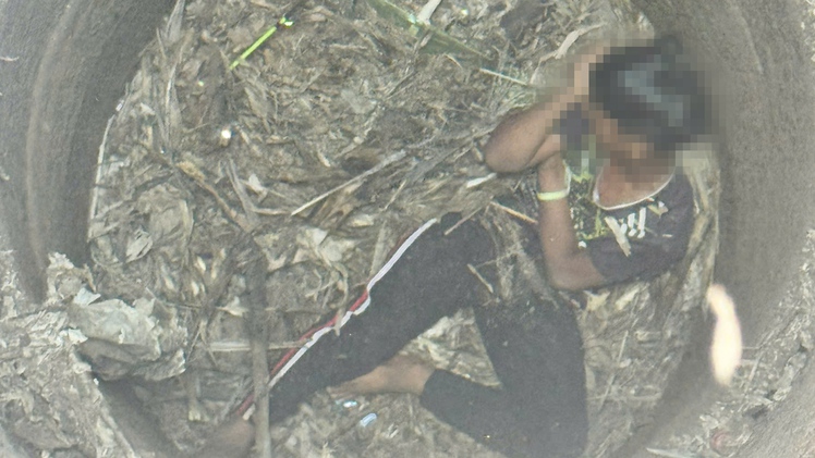 Cảnh sát đu dây cứu cháu bé rơi xuống giếng sâu 20 mét ở Đắk Lắk