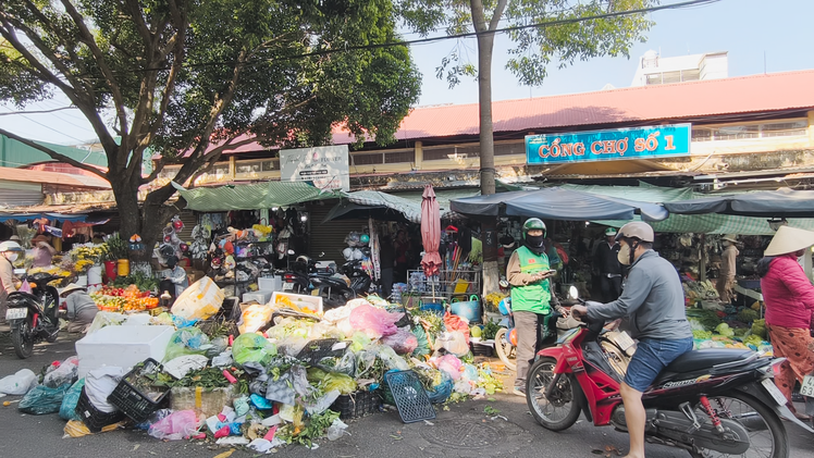 Rác chất đống trước chợ nhiều ngày không dọn, tiểu thương bức xúc
