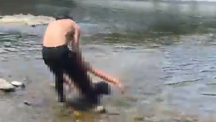 Hai người đàn ông phát hiện, cứu nam sinh đuối nước khi đang livestream