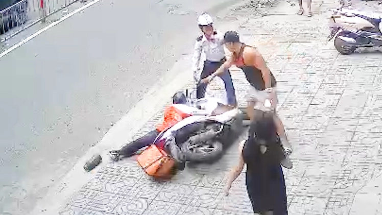 Nam thanh niên hành hung nữ shipper bị công an mời làm việc