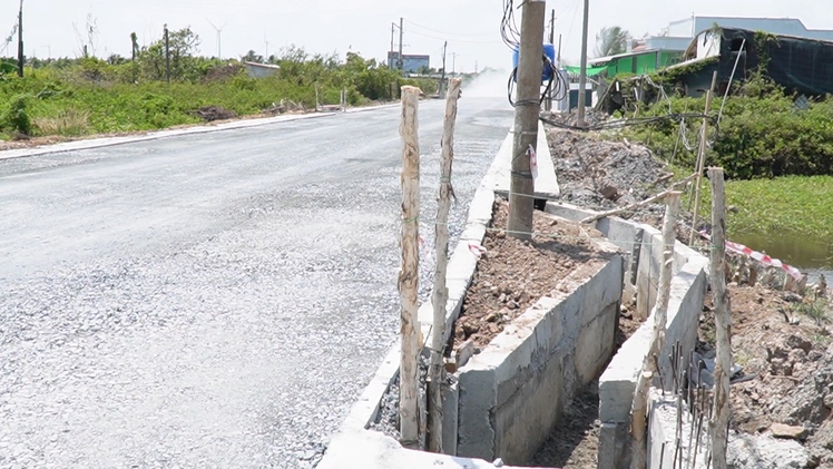 Cống thoát nước 'cong quẹo' để né cột điện ở Cà Mau, ban quản lý dự án nói gì?