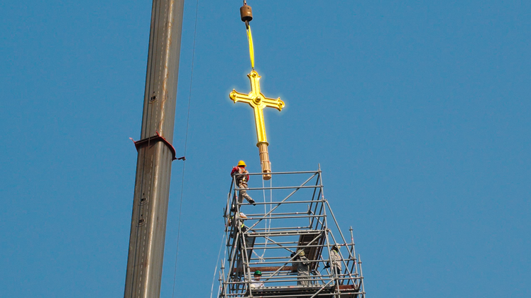 Toàn cảnh khoảnh khắc lắp đặt 2 thánh giá mạ vàng tại Nhà thờ Đức Bà