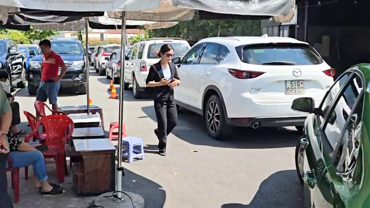 Kiểm định khí thải ô tô: Ngày đầu phần mềm bị lỗi, cả buổi sáng chỉ kiểm được 2 xe