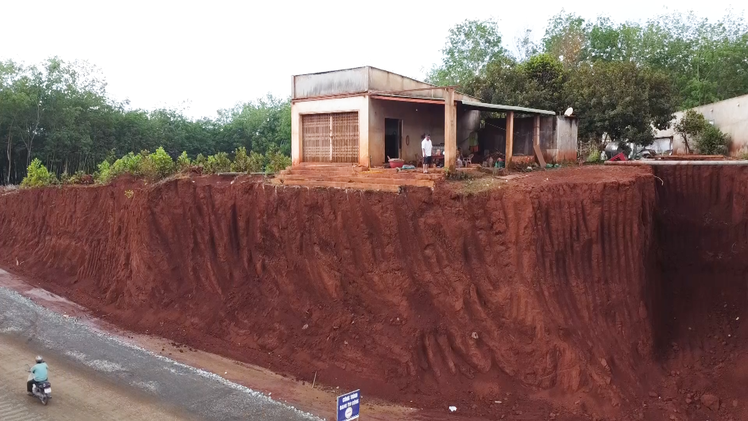 Nhiều căn nhà chênh vênh bên mép vực do nâng cấp đường, địa phương nói gì?