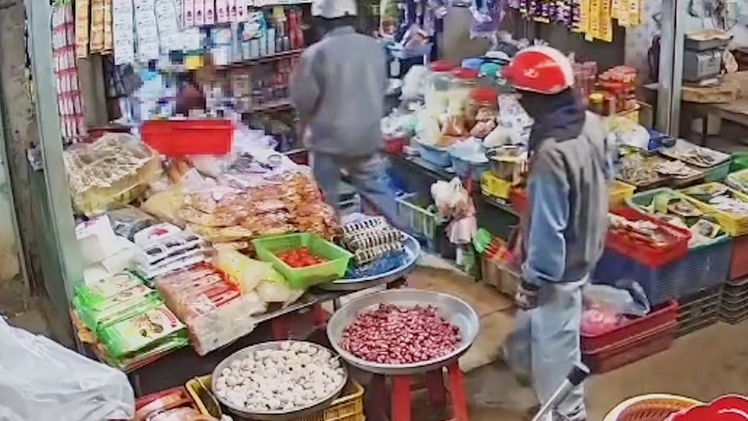 Xác minh clip nữ chủ tiệm tạp hóa nghi bị 'xịt thuốc mê' ngất xỉu khi đang bán hàng