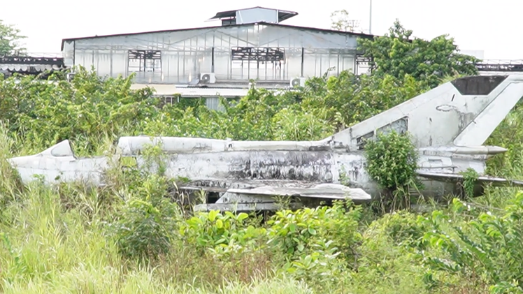 Tìm thông tin chiếc máy bay MiG-21 trong bãi cỏ sát khu nhà công vụ ở Cà Mau