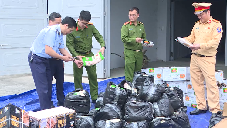 Cảnh sát phát hiện hơn 2,3 tấn xúc xích không rõ nguồn gốc đang chở đi tiêu thụ