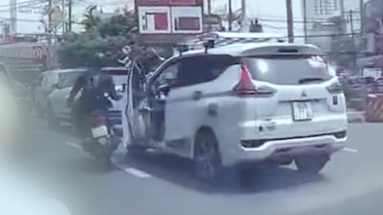 Mở cửa ô tô gây tai nạn rồi rời đi, tài xế bị phạt 5 triệu đồng
