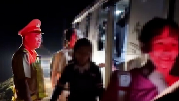 Xe khách 15 chỗ nhồi nhét 37 người, chủ xe và tài xế bị phạt 55 triệu đồng