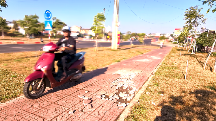 Vỉa hè đại lộ ngàn tỉ ở Buôn Ma Thuột bong tróc dù mới khánh thành hơn 2 năm