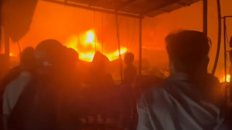 Cháy lớn khu dân cư ven sông ở Cà Mau, hàng chục căn nhà bị thiêu rụi trong đêm