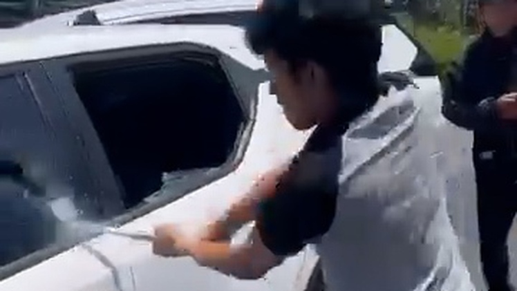 Nam thanh niên chặn xe taxi chở vợ, rồi đập phá trên quốc lộ 20