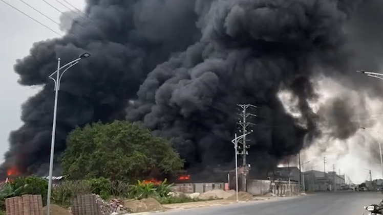 Video cháy khu xưởng có nhiều đồ nhựa tại Hưng Yên, khói đen bốc cao hàng trăm mét