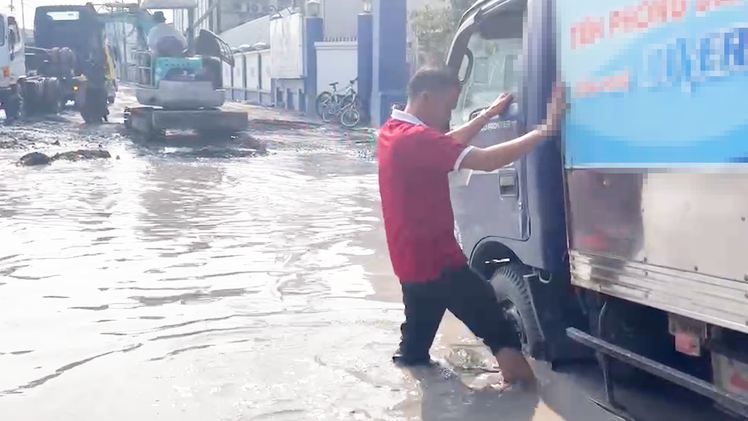 Cận cảnh 'ổ voi', nước đọng trên đường Bến Nghé, nhiều xe chật vật vào cảng Tân Thuận