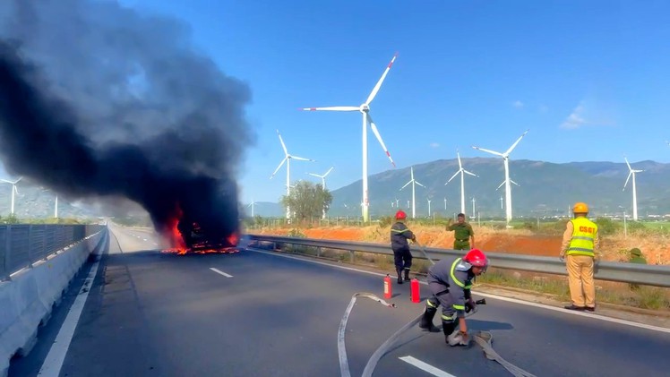 Cháy xe tải trên cao tốc Cam Lâm - Vĩnh Hảo, giao thông ùn ứ