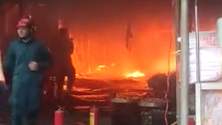 Nhiều ki ốt chợ Bình Giang bị thiêu rụi, người dân cùng cảnh sát di dời đồ đạc ngăn cháy lan