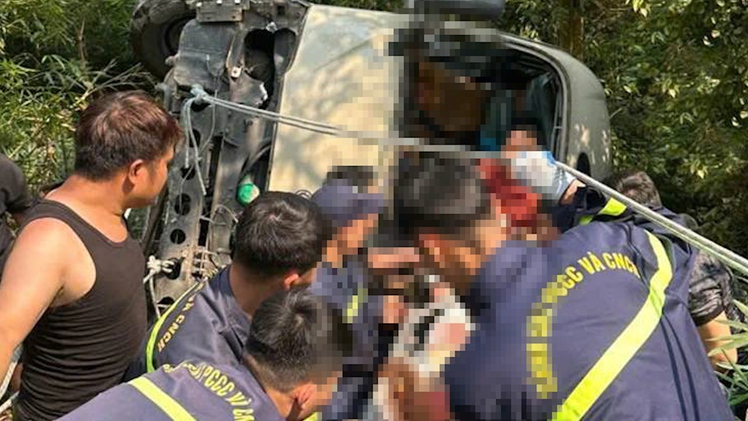 Xe khách 29 chỗ chở nhân viên ngân hàng lao xuống vực ở Tam Đảo, nhiều người bị thương