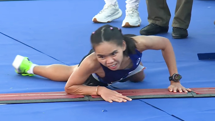 Khoảnh khắc nữ VĐV Hoàng Thị Ngọc Hoa bò về đích tại Giải Tiền Phong marathon 2026