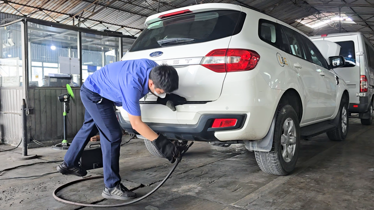Ngày thứ 2 kiểm định khí thải ô tô: Mỗi xe mất khoảng 1 giờ, lâu nhất ở khâu chờ dán tem