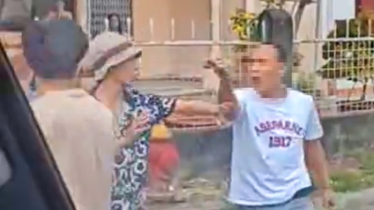 Clip tài xế xe tải bị nhóm đi ô tô đánh giữa đường: Công an triệu tập 4 người liên quan