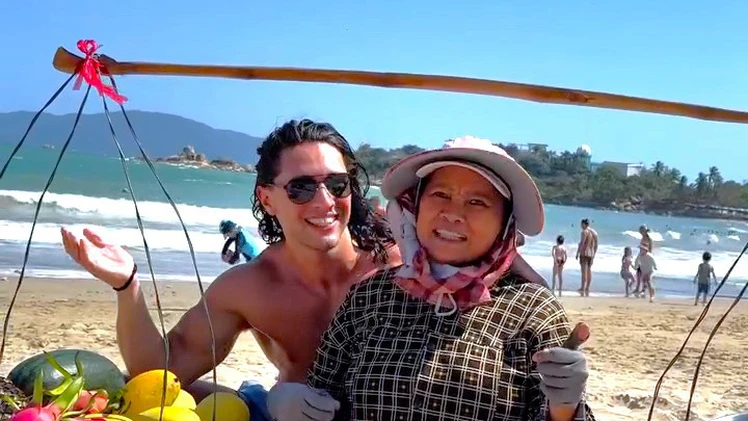 Vui nhộn clip người phụ nữ bán trái cây ở Nha Trang 'xổ' tiếng Anh với du khách