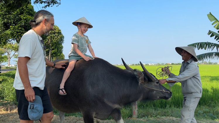 Du khách thích thú với dịch vụ cưỡi trâu tại Hội An