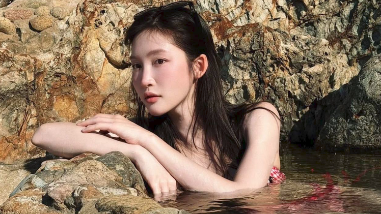 Ca sĩ Juky San bị chỉ trích vì bộ ảnh tắm trong Giếng Tiên ở Eo Gió, lãnh đạo phường nói gì?