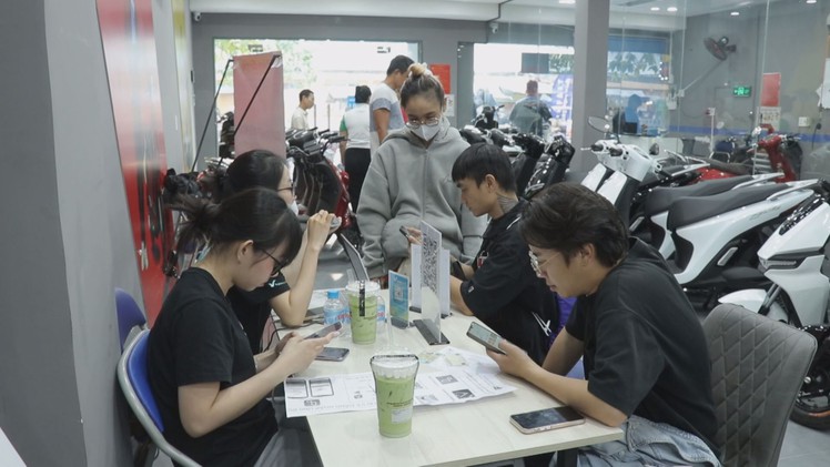 Góc nhìn trưa nay: Người dân đổ xô chuyển sang xe máy điện