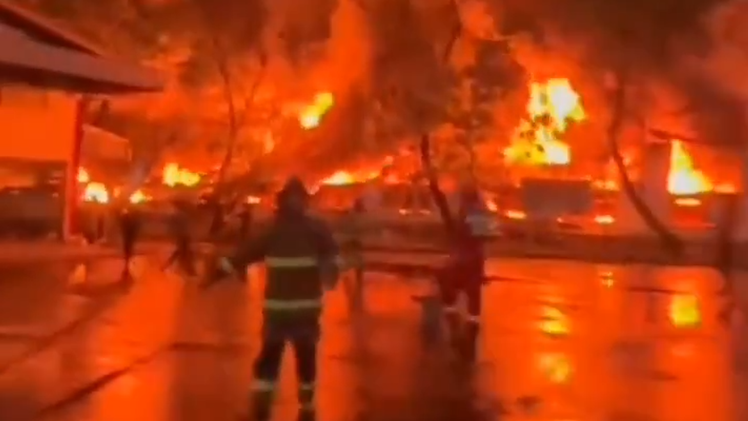 Biển lửa kèm tiếng nổ liên tiếp bao trùm nhà máy nhựa ở Indonesia