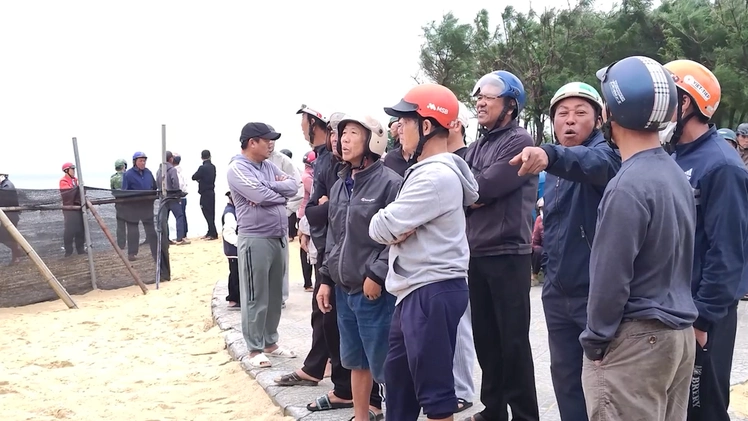 Tàu cá chìm trên biển, 7 thuyền viên mặc áo phao bơi vô bờ nhưng 1 người chết