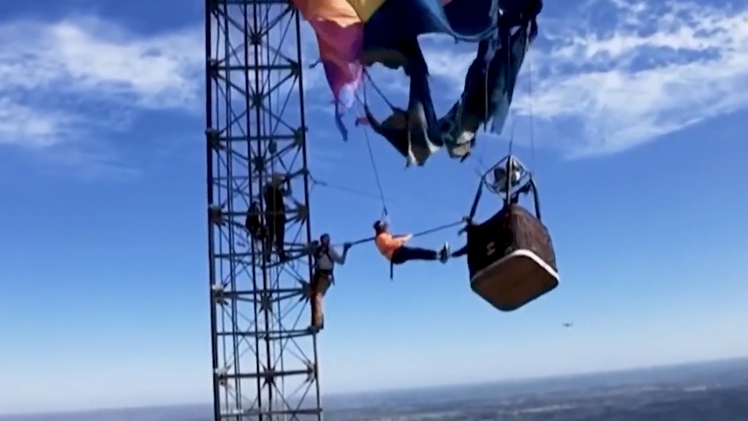 Giải cứu hai người mắc kẹt khi khinh khí cầu đâm vào cột phát sóng ở độ cao 300 mét