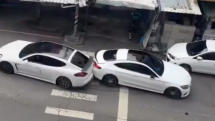 Cú drift 'quá liều' và màn ẩu đả giữa đường của 2 tài xế xe sang ở Đài Loan