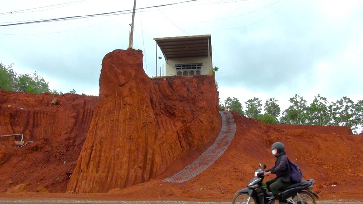 Tạm dừng thi công đoạn hạ cốt nền đường khiến nhà dân cheo leo bên mép vực