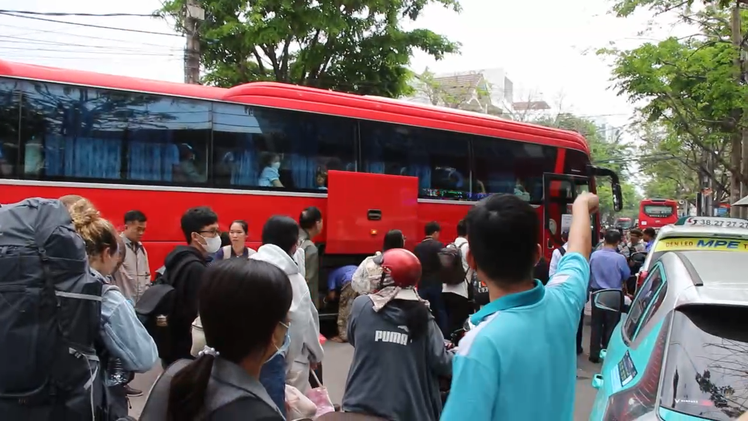 Ngành đường sắt 'tăng bo' khách qua cầu Ghềnh sau sự cố sà lan va chạm