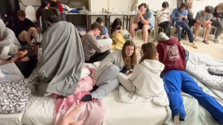 Video bên trong hầm trú ẩn của học sinh người Việt tại Israel: Có hôm ngủ lại để tránh bom