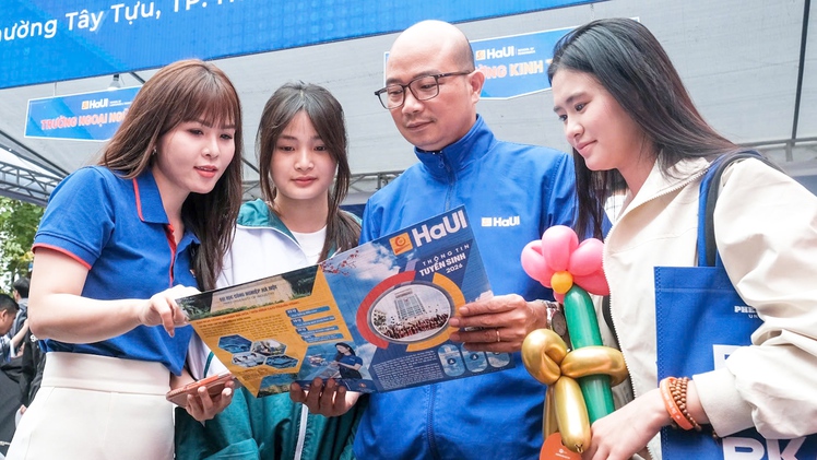 Hàng ngàn học sinh đội mưa đến Ngày hội Tư vấn tuyển sinh - hướng nghiệp tại Hà Nội