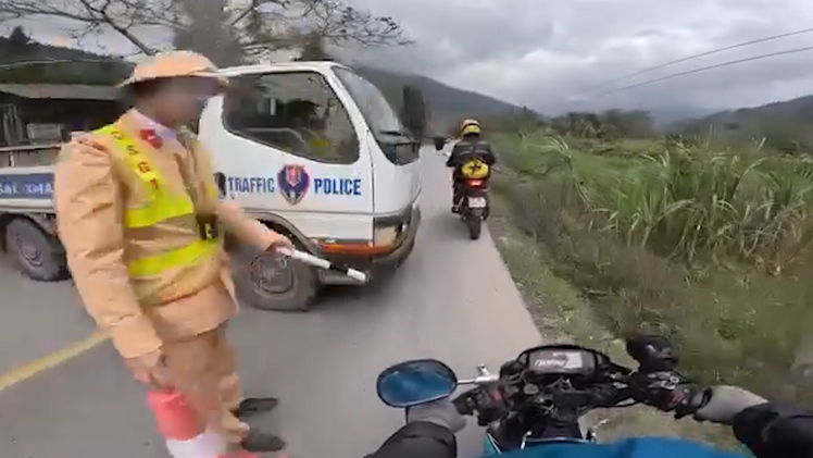 Xác minh, xử lý các tài khoản đăng thông tin 'CSGT dùng xe công vụ chắn ngang đường'