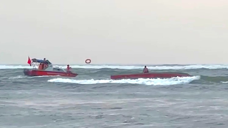 Video cứu 5 ngư dân trên tàu cá bị lật ở cửa biển Nhật Lệ