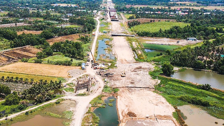 Flycam đoạn phía Tây vành đai 3 TP.HCM: Công trường vẫn ngổn ngang khi hạn về đích cận kề