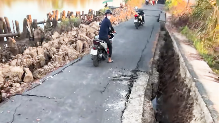Tìm nguyên nhân sụp lún đường nhựa dài khoảng 30m sâu 1m tại Cái Nước, Cà Mau