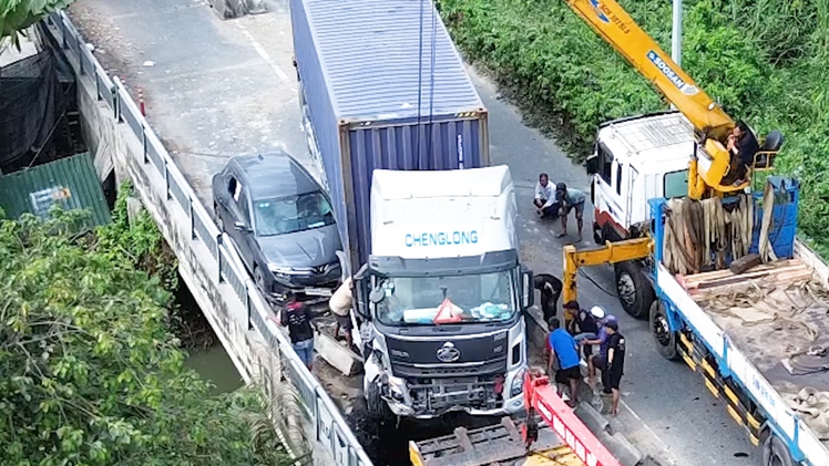 Hiện trường vụ xe đầu kéo mất lái ép ô tô vào lan can cầu trên đường Võ Chí Công